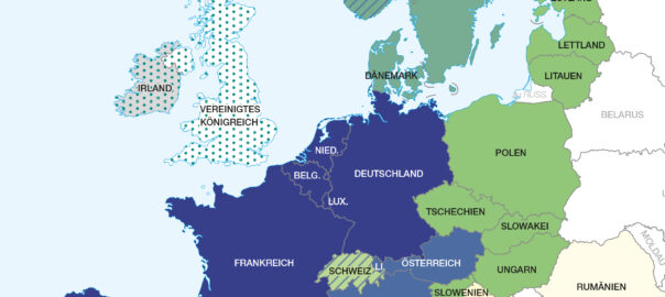 Ausschnitt einer Karte Europas mit farblicher Kennzeichnung der Länder im Schengen-Raum. In Dunkelblau sind die Kern-Schengen-Staaten wie Deutschland, Frankreich, Belgien, Niederlande, Luxemburg, Österreich und weitere markiert. Hellgrün zeigt Staaten, die zum Schengen-Raum gehören, aber geografisch östlicher liegen, wie Polen, Tschechien, Slowakei, Slowenien, Ungarn, Litauen, Lettland und Estland. Hellblau schraffiert sind Irland und das Vereinigte Königreich als Nicht-Schengen-Staaten. Die Schweiz ist schraffiert dunkelblau-grün dargestellt, da sie zwar im Schengen-Raum liegt, aber nicht zur EU gehört.